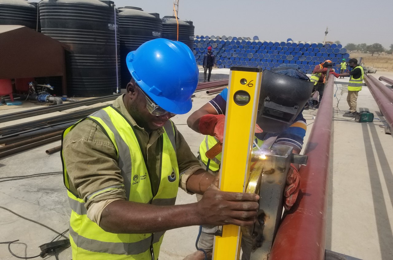 Mechanical fitting of flanges to short spools